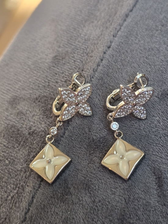 Louis Vuitton Jewelry - 18kgp Gold-Tone Cream Floral Drop Earrings with Crystal Accents